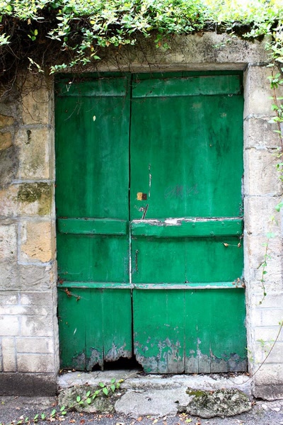 Résultat de recherche: Portes (141) : Dans le Périgord, à Montignac (118)