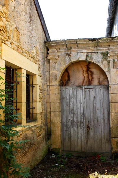 Résultat de recherche: Portes (146) : Dans le Périgord, à Montignac (123)