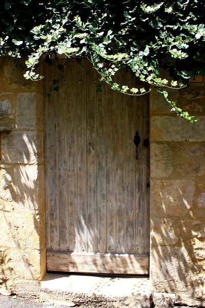 Résultat de recherche: Portes (165) : Dans le Périgord à Montignac (142)