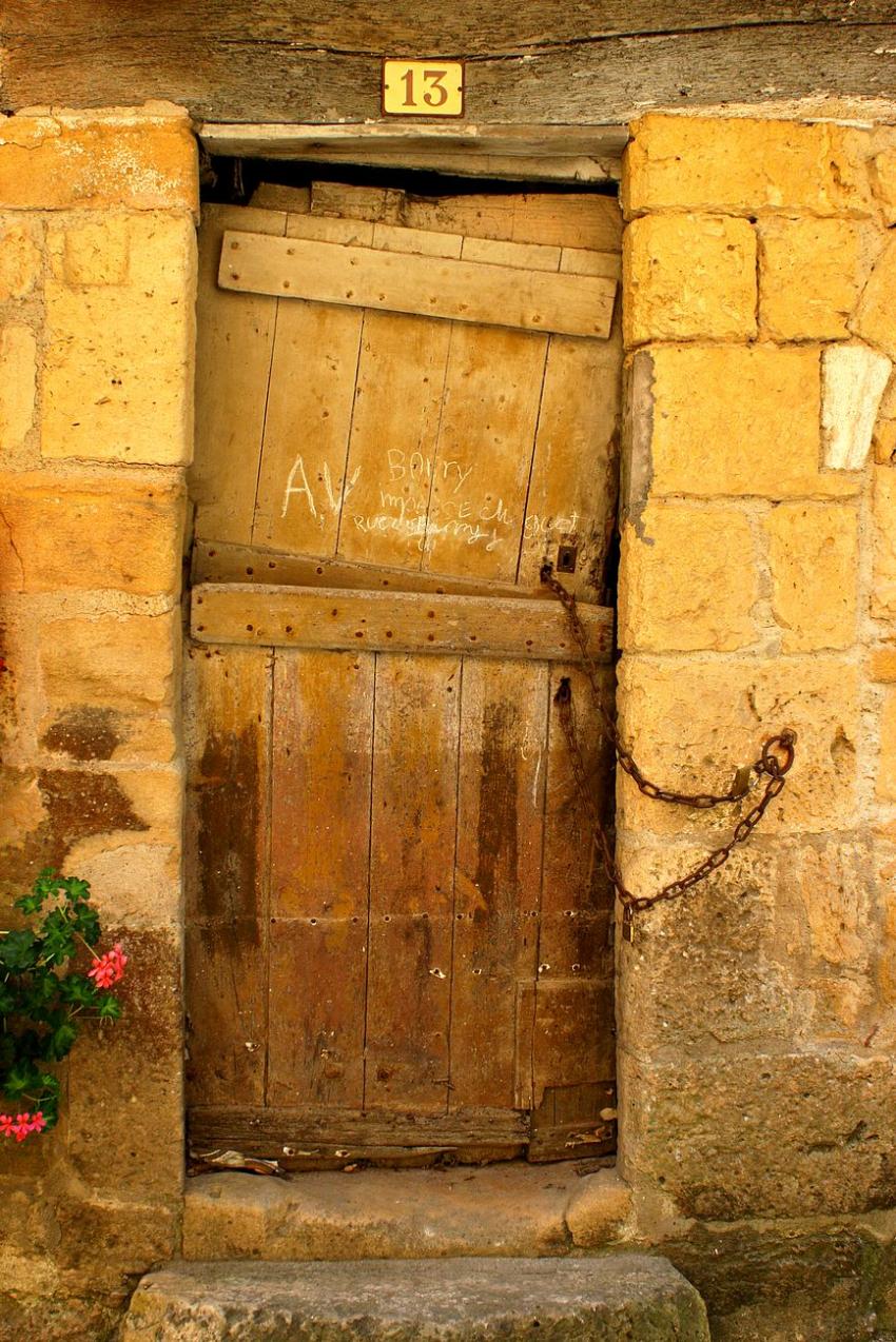 Portes (169) : Dans le Périgord à Montignac (146)