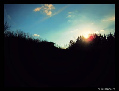 Résultat de recherche: du noir, du bleu, et le soleil au milieu :)