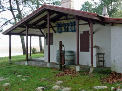 Les cabanes sur les bords du lac de Cazaux