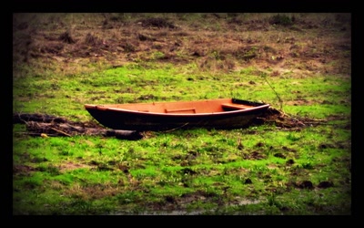 une barque sur l'herbe