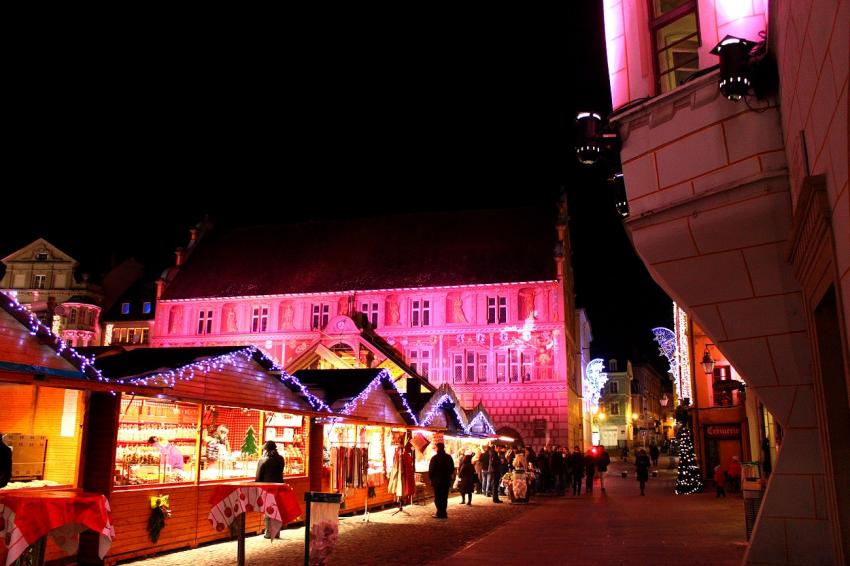 Côté droit de la place