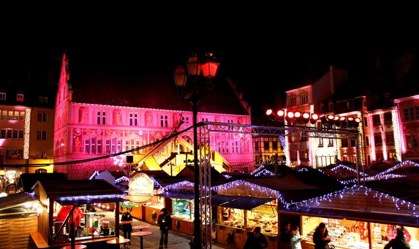 L'Hôtel de Ville et une petite partie du marché de