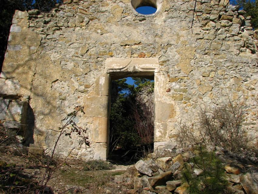 Porche de la chapelle du vieux village de Béconne 