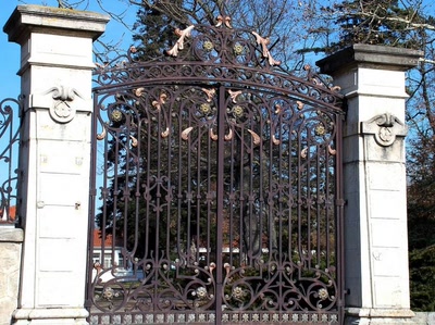 Résultat de recherche: Portail d'entrée du chateau de Précieux