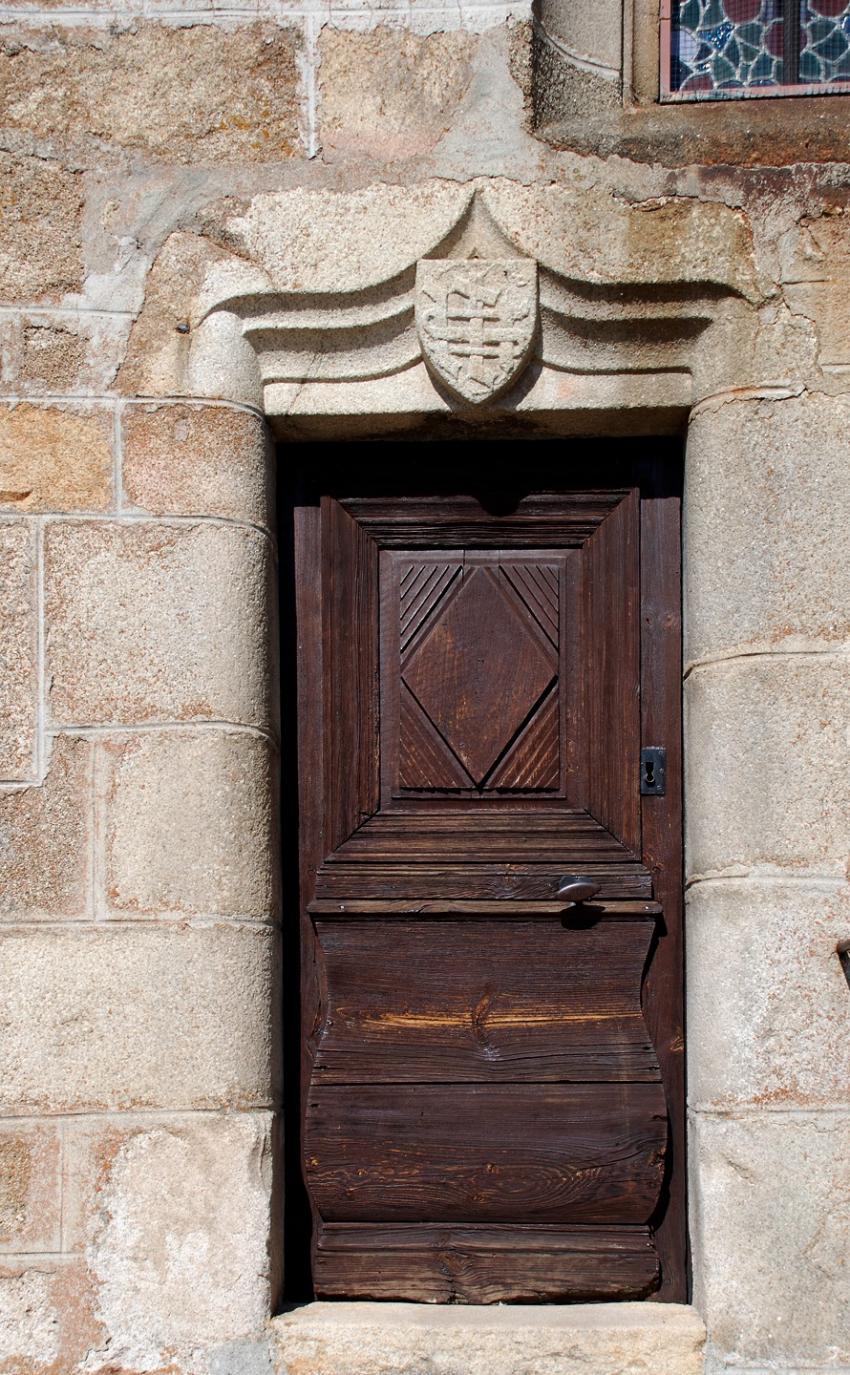 Porte laterale de l'église de Marols ,Loire 42