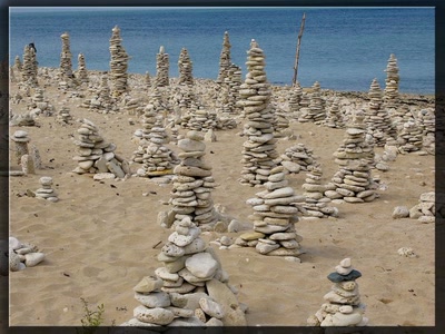Œuvre de biotrans: Ile de Ré, galets au phare des baleines .