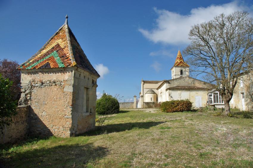 Pigeonnier et église