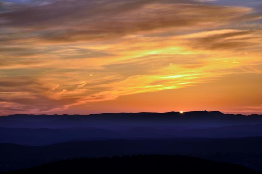 Coucher de soleil derrière les collines varoises..